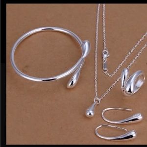 🚫SOLD🚫Set Of 4 Jewelries Minimalist Style